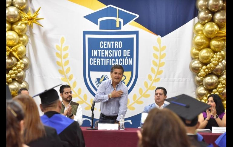 José Tomás Figueroa Padilla entregó el reconocimiento y felicitó a los trabajadores que concluyeron sus estudios de preparatoria en la modalidad abierta. ESPECIAL