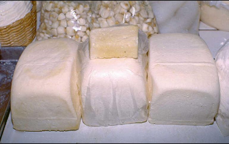 Se analizaron muestras de queso y crema expendidos en tres tianguis de la CDMX para estudiar su calidad microbiológica, documentar las prácticas de venta y sus condiciones de higiene. EL INFORMADOR / ARCHIVO