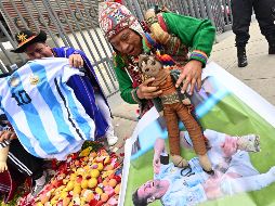 Vistiendo coloridos atuendos tradicionales de lana, diez chamanes peruanos rogaron a 