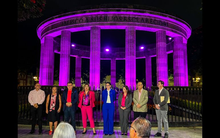 Para conmemorar el Día Mundial contra la lucha de Cáncer de Mama, se pintó la rotonda de los Jaliscienses Ilustres de rosa. EL INFORMADOR/ A. Navarro.