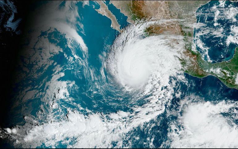 “Norma” avanza rápidamente hacia el sur de la península de Baja California. AFP