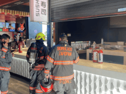 En el área de comida de Plaza Patria se registró un incendio provocado por una freidora. ESPECIAL.