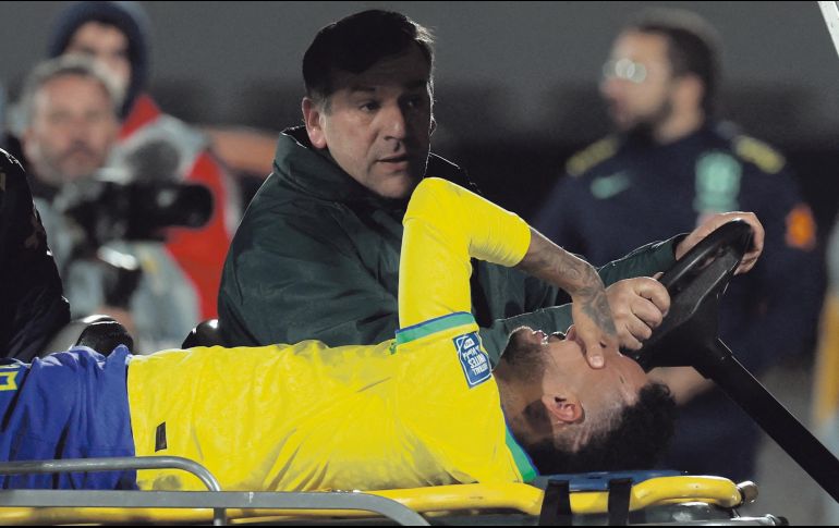 Neymar salió del juego contra Uruguay por rupturas del ligamento cruzado anterior y de menisco. AFP/