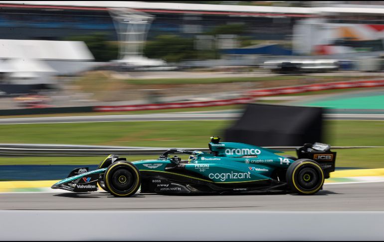 La Fórmula 1 compartió la imagen exacta del final del reñido duelo entre Alonso y Pérez. EFE/ S. Moreira.