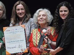 De izquierda a derecha: Rosa Beltrán, Elena Poniatowska y Luisa María Alcalde. EFE