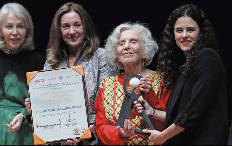 De izquierda a derecha: Rosa Beltrán, Elena Poniatowska y Luisa María Alcalde. EFE