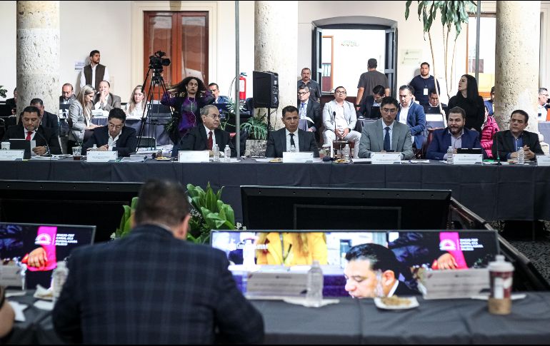 El fiscal de Jalisco, Luis Joaquín Méndez y el coordinador general Estratégico de Seguridad, Ricardo Sánchez Beruben, defendieron la estrategia de búsqueda y que se están depurando los registros en la materia. EL INFORMADOR / H. Figueroa