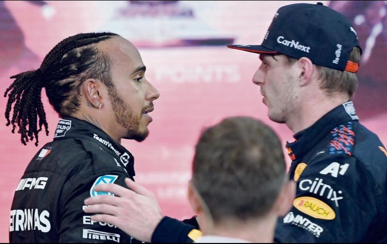 Lewis Hamilton y Max Verstappen protagonizaron encarnizadas batallas en 2021. AFP/A. Isakovic