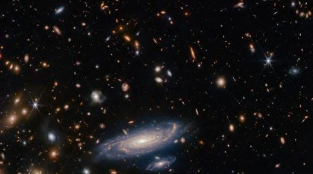 Esta imagen es un campo abarrotado de galaxias se intercala con estrellas brillantes de 8 puntas sobre un fondo oscuro. ESPECIAL / NASA