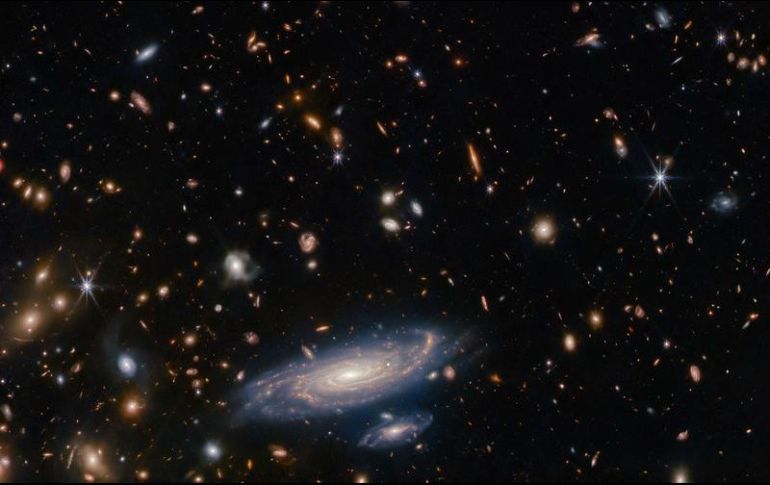 Esta imagen es un campo abarrotado de galaxias se intercala con estrellas brillantes de 8 puntas sobre un fondo oscuro. ESPECIAL / NASA