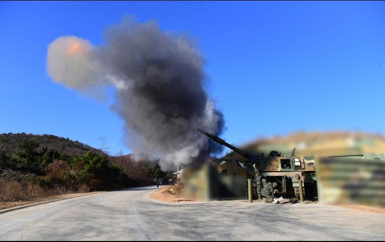 El ejército surcoreano respondió con fuego real a los ensayos de artillería realizados poco antes por Corea del Norte en el Mar Amarillo que llevaron a Seúl a ordenar la evacuación de dos de sus islas fronterizas. EFE/Ministerio De Defensa De La República De Corea