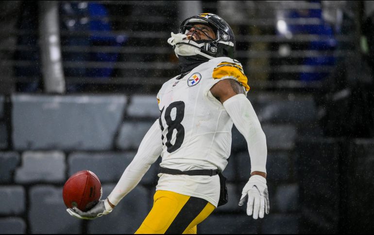 Diontae Johnson anota luego de una larga recepción y carrera contra los Baltimore. Ahora los Steelers esperan una combinación de resultados para llegar a los playoffs. AP/N. Wass
