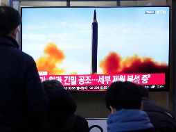 Corea del Norte afirmó el lunes que efectuó un lanzamiento de prueba de un nuevo misil de combustible sólido y alcance intermedio con ojiva hipersónica. AP/ A. Young-joon