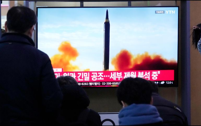 Corea del Norte afirmó el lunes que efectuó un lanzamiento de prueba de un nuevo misil de combustible sólido y alcance intermedio con ojiva hipersónica. AP/ A. Young-joon