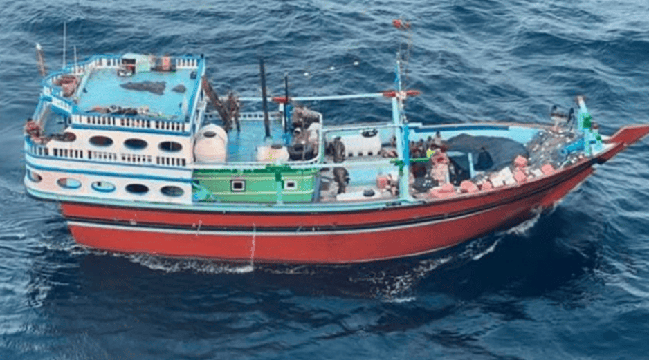 Este bote transportaba componentes de misiles de fabricación iraní con destino a los hutíes yemeníes en el mar Arábigo. AP
