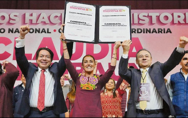 Acompañada por Mario Delgado (a su derecha) y por Alfonso Durazo (a su izquierda), Claudia Sheinbaum recibió la constancia que la hace la candidata presidencial por Morena. ESPECIAL