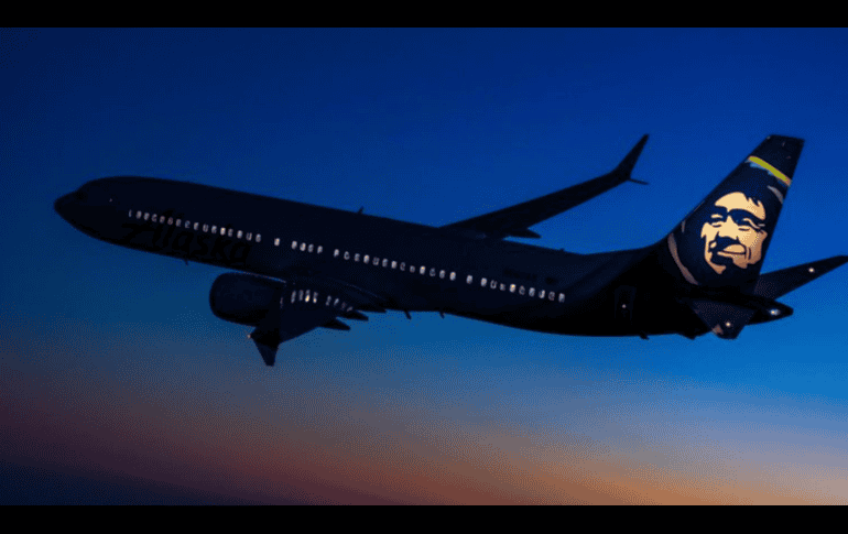 Alaska Airlines dejó en tierra sus 65 Max 9 pocas horas después que uno de los dos tapones de la mitad trasera de la cabina del vuelo 1282 saliera volando. X/@AlaskaAir