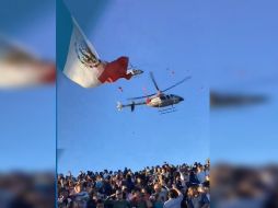 Imágenes del helicóptero que cortó la Bandera Monumental en un evento. ESPECIAL