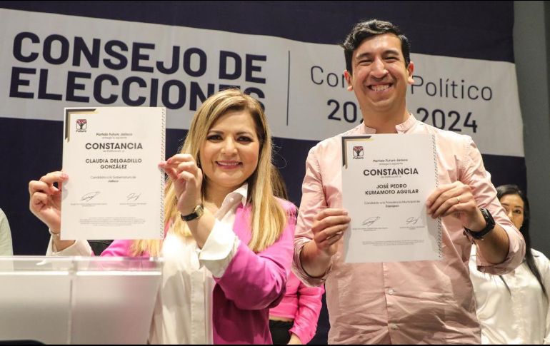 Claudia Delgadillo y Pedro Kumamoto muestran sus constancias como candidatos de la alianza. TWITTTER/ClaudDelgadillo