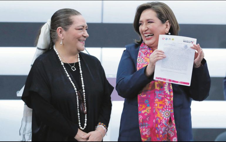Guadalupe Taddei, consejera presidenta del INE y Xóchitl Gálvez en su registro como candidata presidencial por la coalición “Fuerza y Corazón por México”. EFE