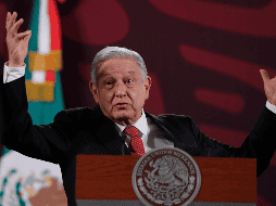 López Obrador exhibió una carta de la corresponsal del diario en México, que incluye su número telefónico y un cuestionario sobre la investigación de los supuestos sobornos del Cártel de Sinaloa y del Cártel de los Zetas. EFE / M. Guzmán