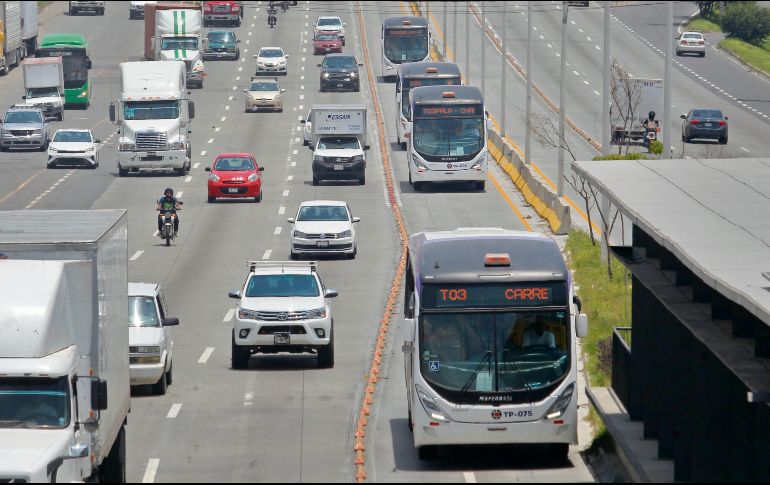 A pesar de la puesta en marcha de sistemas de transporte público como el del Peribús, ha aumentado la utilización de automóviles partículares por parte de los habitantes de la Zona Metropolitana de Guadalajara. EL INFORMADOR