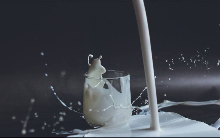 Existen distintas posiciones respecto al consumo de productos lácteos. ESPECIAL/ Foto de A. Jankovic en Unsplash
