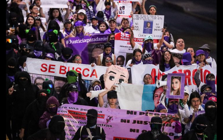 Durante la protesta, niñas, jóvenes y mujeres adultas se manifestaron con consignas como ““¡señor, señora, no sea indiferente, se mata a las mujeres delante de la gente!”. EL INFORMADOR/ H. Figueroa.