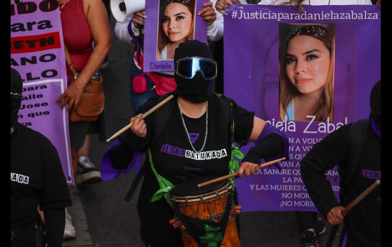 Durante la protesta, niñas, jóvenes y mujeres adultas se manifestaron con consignas como ““¡señor, señora, no sea indiferente, se mata a las mujeres delante de la gente!”. EL INFORMADOR/ H. Figueroa.