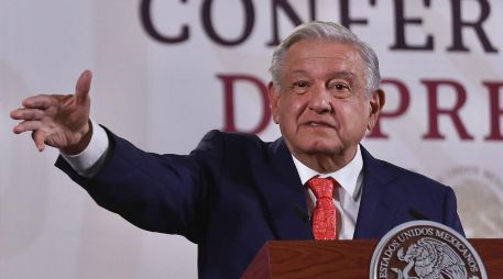 El Presidente Andrés Manuel López Obrador agradece a manifestantes del 8M. SUN/ B. Fregoso