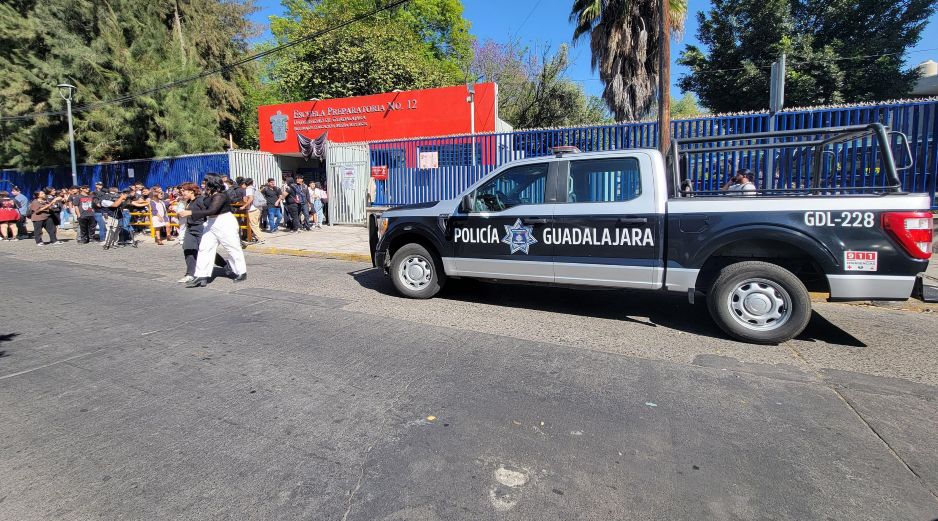 Policías de Guadalajara acudieron a las instalaciones del plantel para descartar cualquier riesgo. EL INFORMADOR/M.HERNÁNDEZ