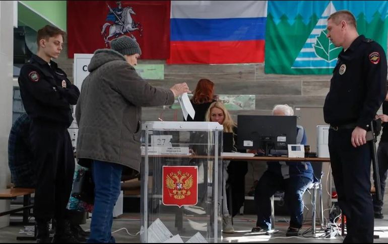 La participación en la elecciones presidenciales rusas superaba el 74 por ciento del censo a falta de poco más de seis horas para el cierre de los últimos centros de votación. EFE/EPA/M. SHIPENKOV
