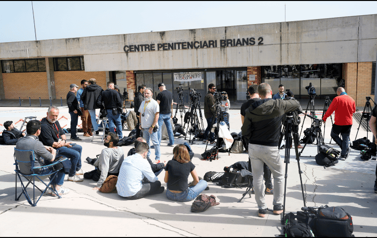 Periodistas esperan ante la entrada de la cárcel Brians 2, mientras Dani Alves se afana por reunir la fianza que la Audiencia de Barcelona le ha impuesto. EFE / A. García