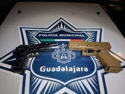 Los arrestados, Gabriel Alejandro “N”, de 21 años, y Juan Diego “N”, de 18 años, fueron llevados a los servicios médicos. ESPECIAL/ Policía de Guadalajara