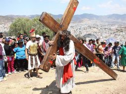 El mundo católico está convocado durante la Semana Santa a asistir a misa y participar de los rituales propios de la temporada, como los Vía Crucis. NTX / ARCHIVO