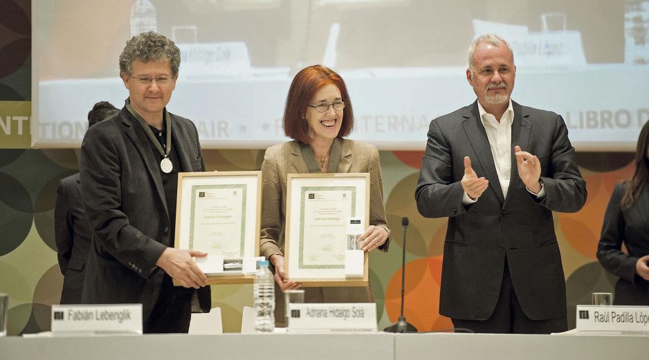 Entrega del reconocimiento al Mérito Editorial a Fabián Lebenglik y a Adriana Hidalgo Sola, quienes aparecen en la foto junto a Raúl Padilla López, durante la edición de la FIL de 2012. EL INFORMADOR