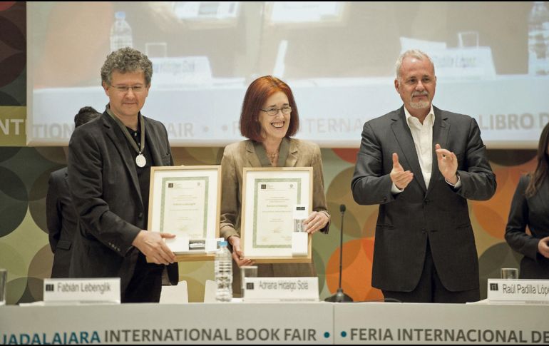 Entrega del reconocimiento al Mérito Editorial a Fabián Lebenglik y a Adriana Hidalgo Sola, quienes aparecen en la foto junto a Raúl Padilla López, durante la edición de la FIL de 2012. EL INFORMADOR