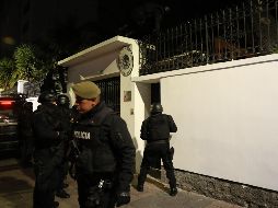 Policías ecuatorianos rompieron las puertas externas de la embajada mexicana, donde se encontraba refugiado el exvicepresidente Jorge Glas. EFE/J. Jácome