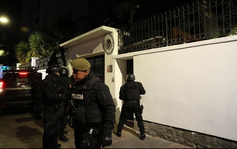 Policías ecuatorianos rompieron las puertas externas de la embajada mexicana, donde se encontraba refugiado el exvicepresidente Jorge Glas. EFE/J. Jácome
