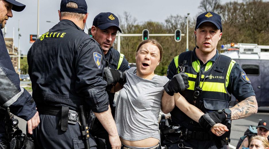 La activista sueca, Greta Thunberg ha sido detenida en Holanda junto a un grupo de manifestantes. AP / RAMON VAN FLYMEN