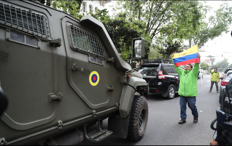 A primera hora de este sábado, Glas salió en un vehículo blindado y bajo un fuerte dispositivo de seguridad hacia el aeropuerto de Quito, donde fue embarcado en una aeronave rumbo a Guayaquil. EFE / J. Jacome