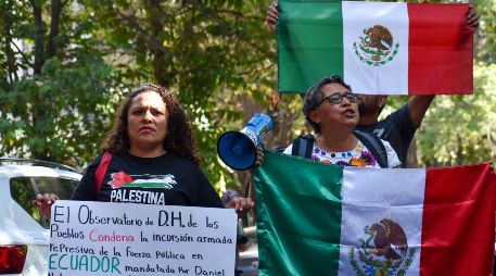 Ciudadanos acudieron a la sede de la Embajada ecuatoriana en México y se manifestaron contra las acciones ocurridas este viernes. SUN/E. Castañeda