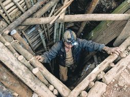 Un minero trabajando en un túnel en una mina en Mogok, al Norte de Mandalay. AFP