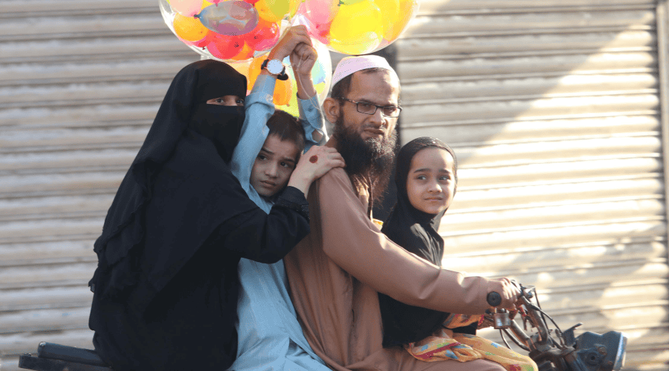 En Pakistán, en medio de operativos de seguridad, la gente compraba con normalidad, y había familias adquiriendo adornos, joyas y ropas para todos sus miembros. EFE / R. Khan
