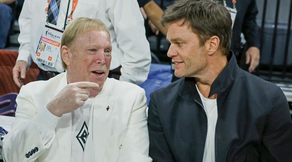 Actualmente, Brady desahoga un proceso para convertirse en dueño minoritario de los Raiders y asociarse con Mark Davis (izq.). AFP/E. Miller