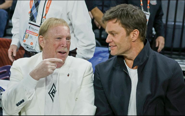 Actualmente, Brady desahoga un proceso para convertirse en dueño minoritario de los Raiders y asociarse con Mark Davis (izq.). AFP/E. Miller