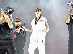 El cantante tapatío presentó sus éxitos en el escenario principal del festival Coachella. AP/ V. Macon