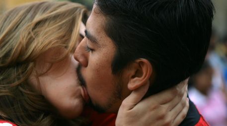 En la actualidad, para las parejas besarse en la boca es una manera de expresarse amor y de iniciar la tormenta de mensajes al cerebro que son capaces de trasmitir consuelo y cariño hasta la expiación sexual. EL INFORMADOR / ARCHIVO