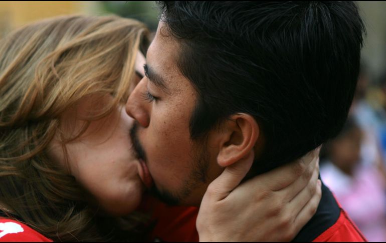 En la actualidad, para las parejas besarse en la boca es una manera de expresarse amor y de iniciar la tormenta de mensajes al cerebro que son capaces de trasmitir consuelo y cariño hasta la expiación sexual. EL INFORMADOR / ARCHIVO