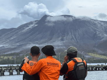 Las autoridades buscan prevenir un escenario similar al provocado por la erupción del volcán Anak Krakatoa, ocurrido el 22 de diciembre de 2018, que dejó al menos 426 fallecidos. EFE / ESPECIAL / BASARNAS